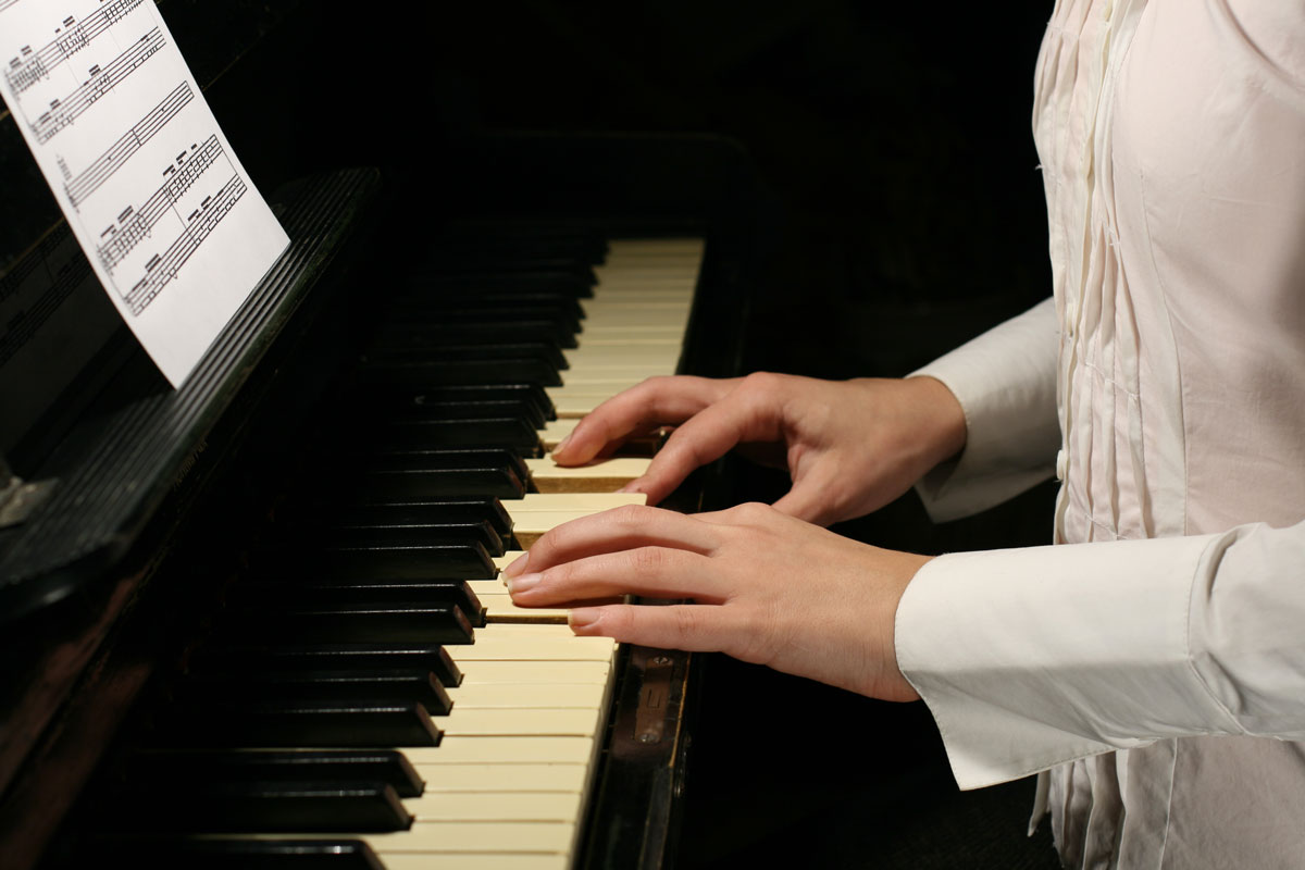 Advantages of Adult Piano Lessons | Harmony Road Music Course
